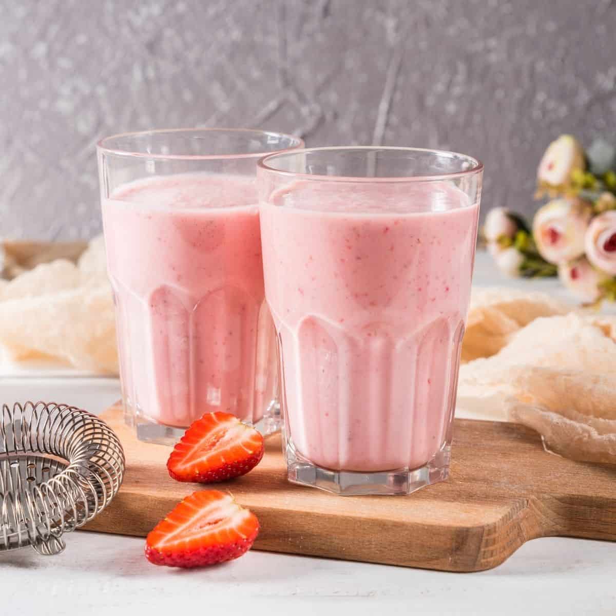 Strawberry Smoothie Recipe (Without Bananas!)