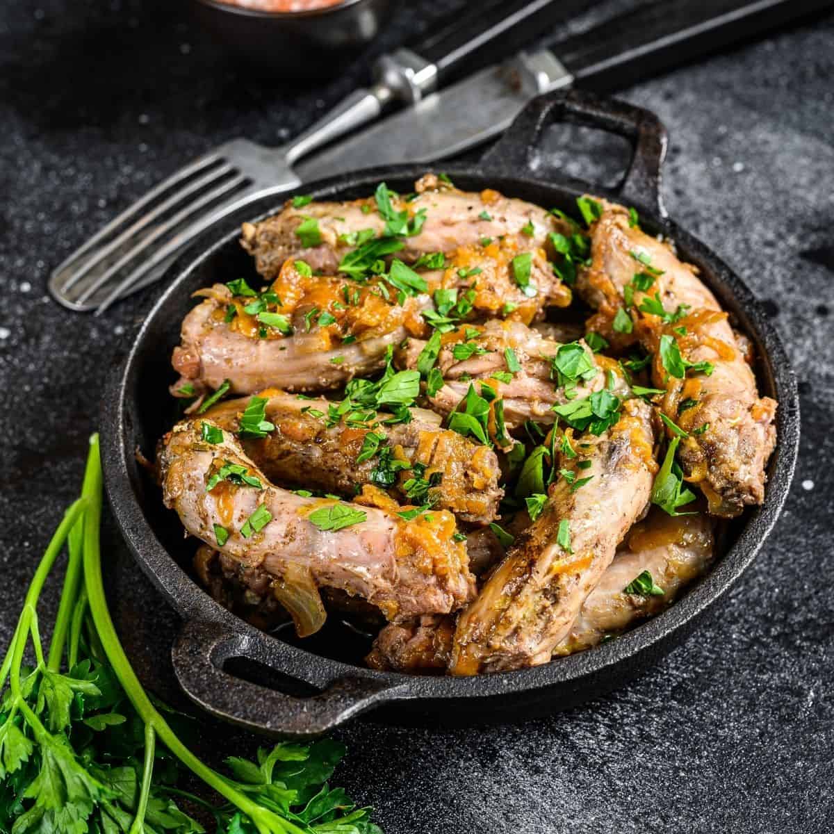 17 Mouthwatering Chicken Cast Iron Skillet Recipes | One-Pan Meals To Die For